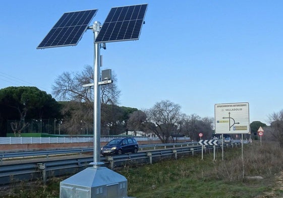 El poste del radar de tramo instalado en la Cl-610 a la altura de las piscinas de Fasa.