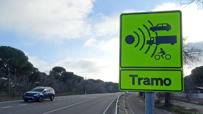 Imagen antes - Los dos paneles que indican la presencia del radar de tramo. El amarillo para el sentido de circulación hacia Puente Duero. Y el blanco hacia las piscinas de Fasa.