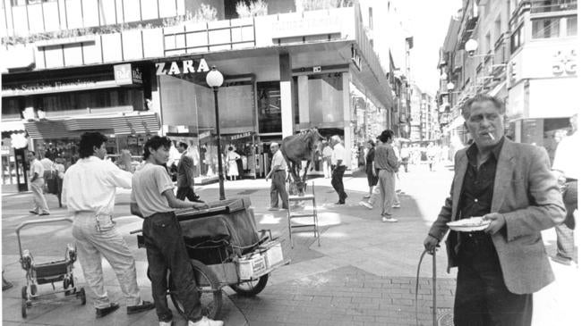 Imagen antes - De la cabra ambulante de Zara a las sillas volantes: las fotos del cambio de la calle Santiago