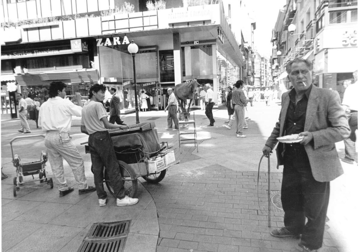 Músicos ambulantes, con la cabra, frente al Zara de la calle Santiago con Zúñiga, en 1993.