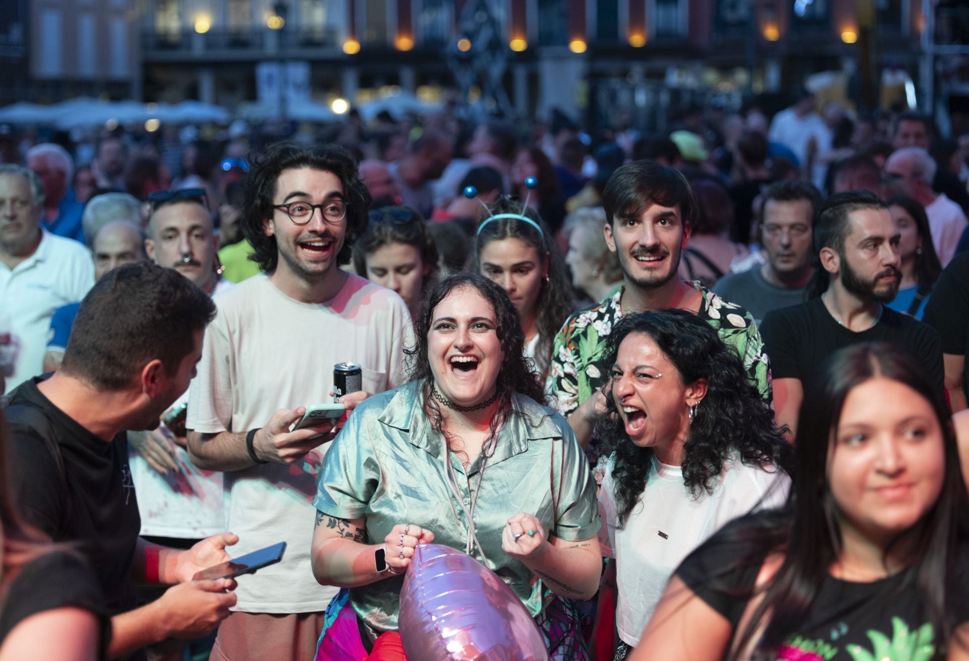 Ese mismo día, el escenario de la Plaza Mayor se estrenó con el concierto de Bulsara. En estos casos, la atención de los periodistas acostumbra a dirigirse a lo que ocurre bajo los focos, a lo que apunta el cañón de luz. Los objetivos todos hacia quien porta micrófono, quien ocupa el altavoz. Pero, a veces, hay que mirar lo que ocurre alrededor, ahí abajo, en los aledaños de la realidad. Y entonces, no hay mejor noticia que un grupo de amigos que celebran a gritos y entre risas su amistad.