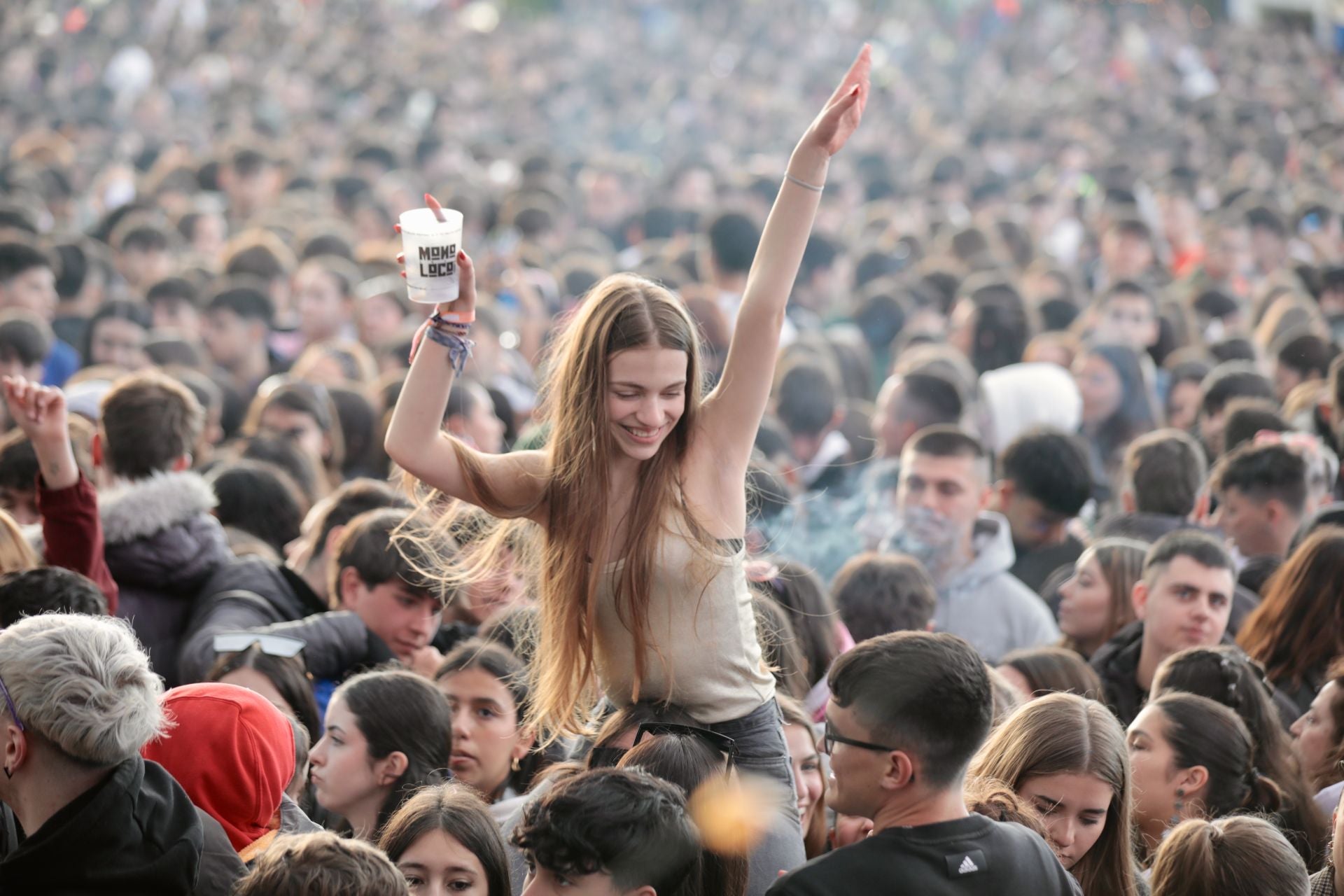 Entre todos, ella. El 27 de abril, acudió como tantos otros al recinto de la antigua hípica militar para disfrutar del Monoloco Fest. Allí se congregaron cientos de personas. El objetivo era claro: bailar, cantar, divertirse.... A veces, cuando uno acude a este tipo de celebraciones, siente el temor de convertirse en masa, de ser uno más entre la muchedumbre, una de esas personas que disfruta por inercia, lo que en el fondo es una forma de no disfrutar. Esta fotografía es la demostración de que, incluso entre tanta gente, uno puede reivindicarse como original.