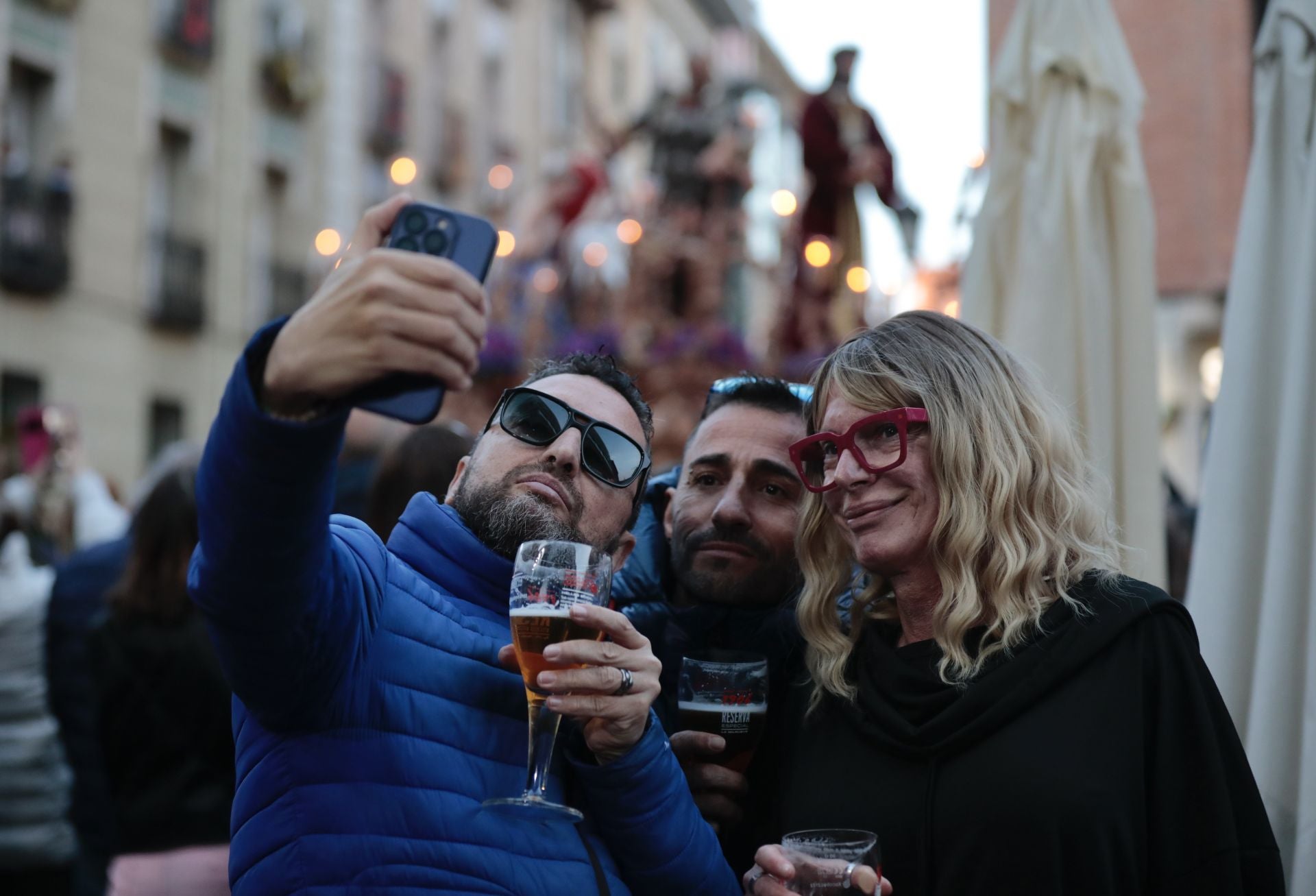 No queda mucha espuma en las cañas de este trío de amigos que, cañita en mano, se saca un selfi en la Semana Santa de Valladolid. Son cofrades de acera y cebada. Integrantes de la hermandad de la Venerable Birra Tostada. Es 24 de marzo y, móvil en mano, inmortalizan su amistad… Y, de fondo, la procesión Amor y Misericordia del Santísimo Cristo de Medinaceli.