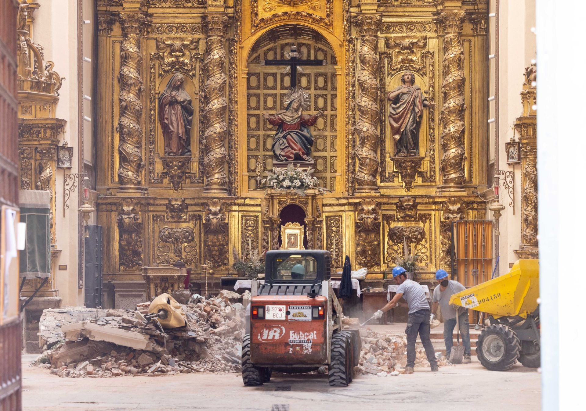 Porque el 25 de junio, apenas tres meses después de aquella gozosa procesión de La Borriquilla, la pena embargó a los cofrades de la Vera Cruz y a toda la ciudad. Su iglesia penitencial veía cómo la cúpula se les venía encima. Un desastre arquitectónico que, por suerte, no afectó a las valiosas tallas que la cofradía custodia en su interior. Entre tanto escombro, la esperanza de la recuperación.