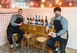 Luca Pérez-Tabernero y Pablo Valdivielso, de AMA, mostrando las botellas de espumosos que tienen en carta.