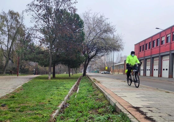 Un ciclista circula por la acera en la calle Eras, entre el tramo construido de Mieses y el que acaba en la calle Olma.