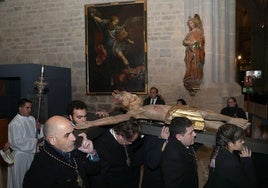 La talla del Cristo recorre en procesión la Catedral, durante la ceremonia del Año Jubilar.