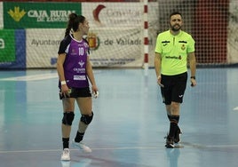 María O'Mullony, máxima goleadora ante Zuazo, charla con un árbitro.