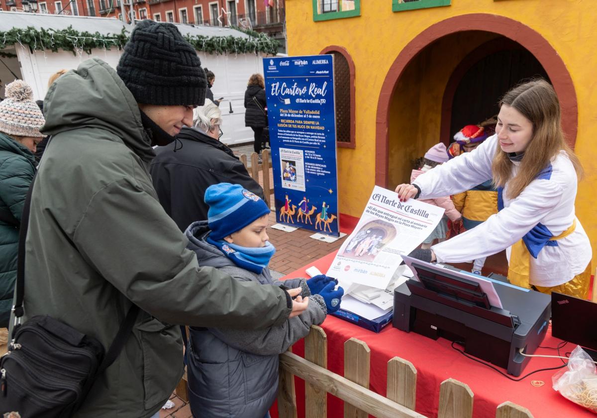 Un niño recoge la portada de El Norte con su foto.