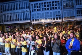 Los vecinos disfrutan en la plaza de España de Aguilar de la final del Grand Prix de 2023.