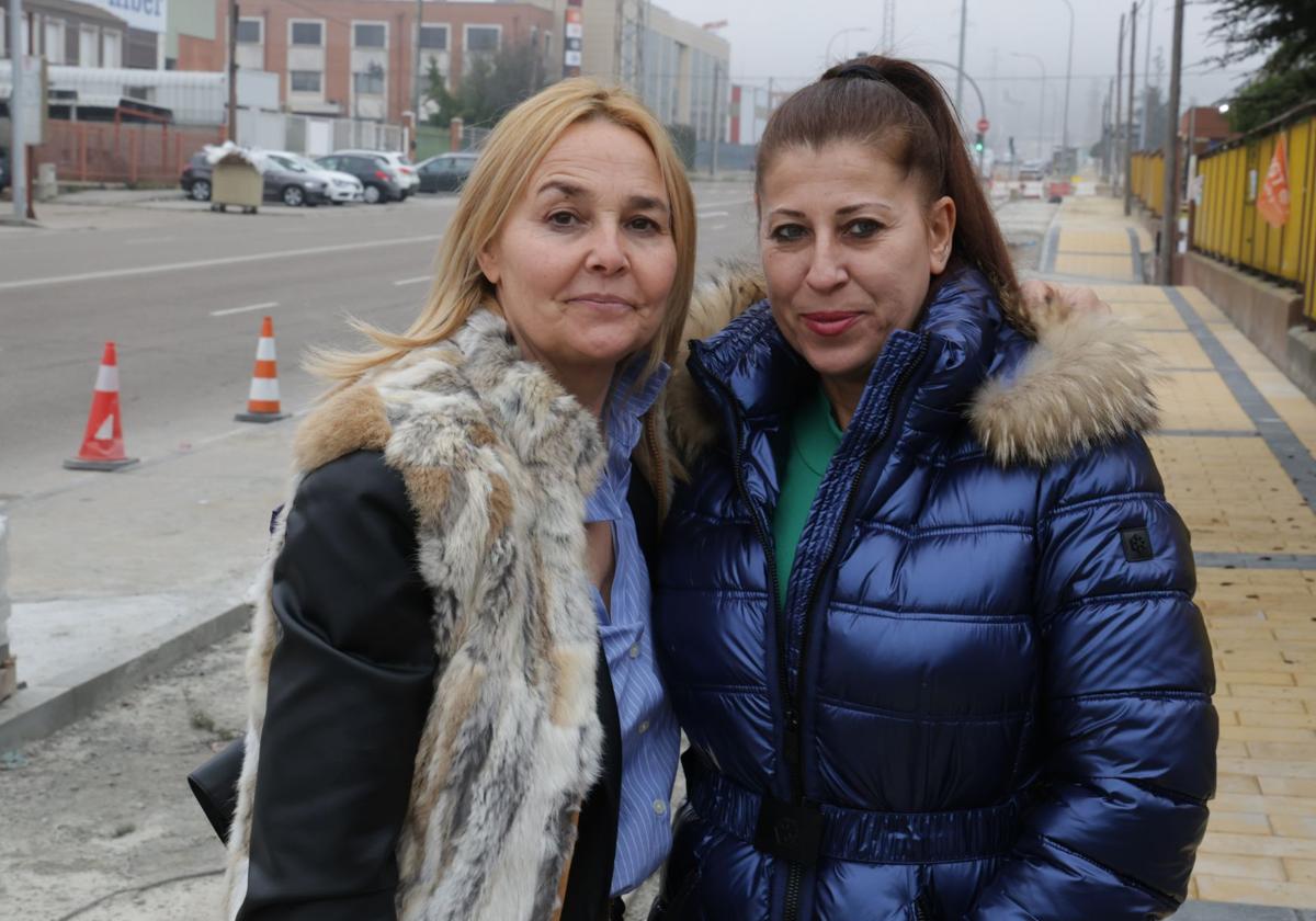 Begoña Monge y Yolanda Prieto, trabajadoras de Bimbo, este lunes junto a la fábrica.