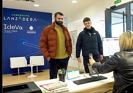 Dos personas reciben información en el 'Coworking Lanzadera IdeVa'.