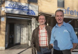 Luis y Emilio Sevillano, delante del bar que fundara su abuelo, el Gallego, que cierra mañana.