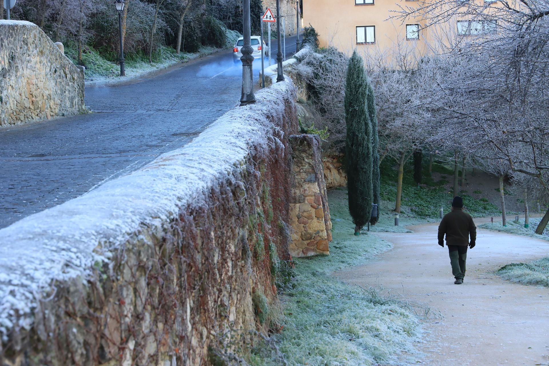 Un hombre camina por una zona verde de Segovia completamente helada.