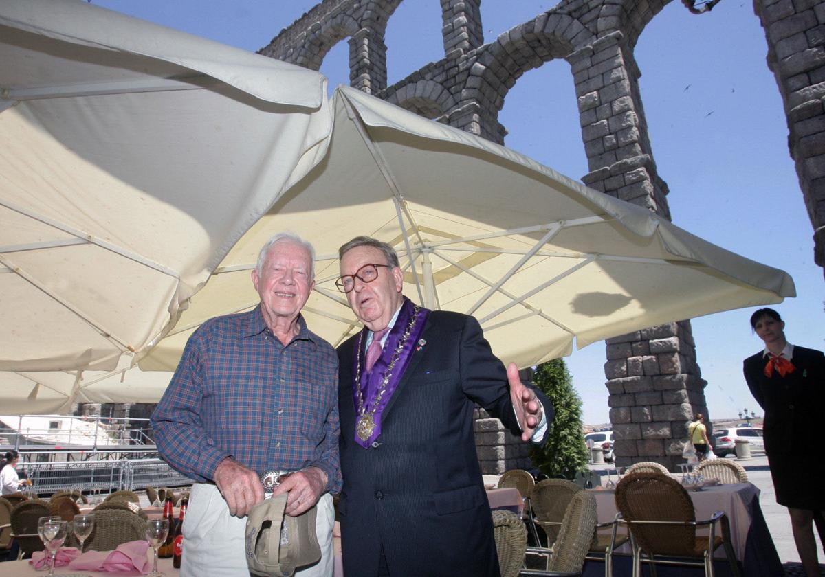 El expresidente de Estados Unidos, Jimmy Carter, durante su visita al mesón Cándido de Segovia en julio de 2010.