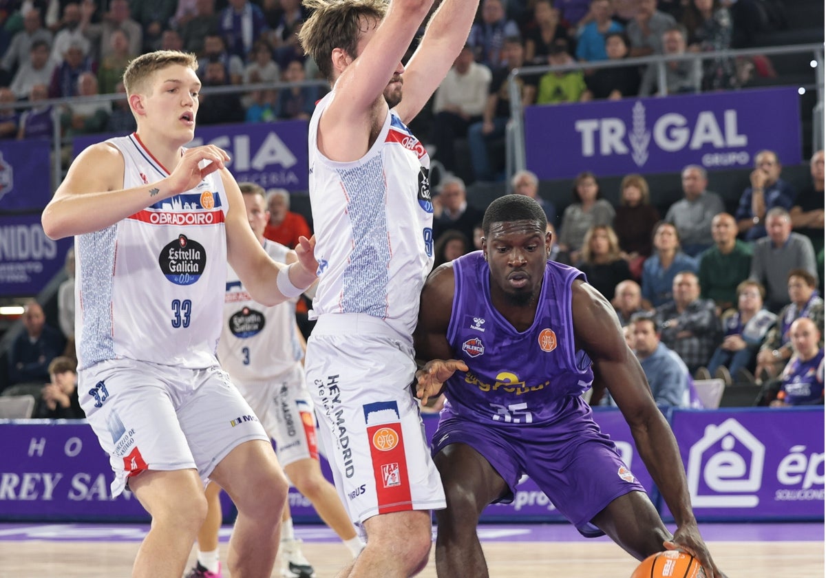 Joshua Mballa, esta temporada, en el partido contra el Obradoiro.