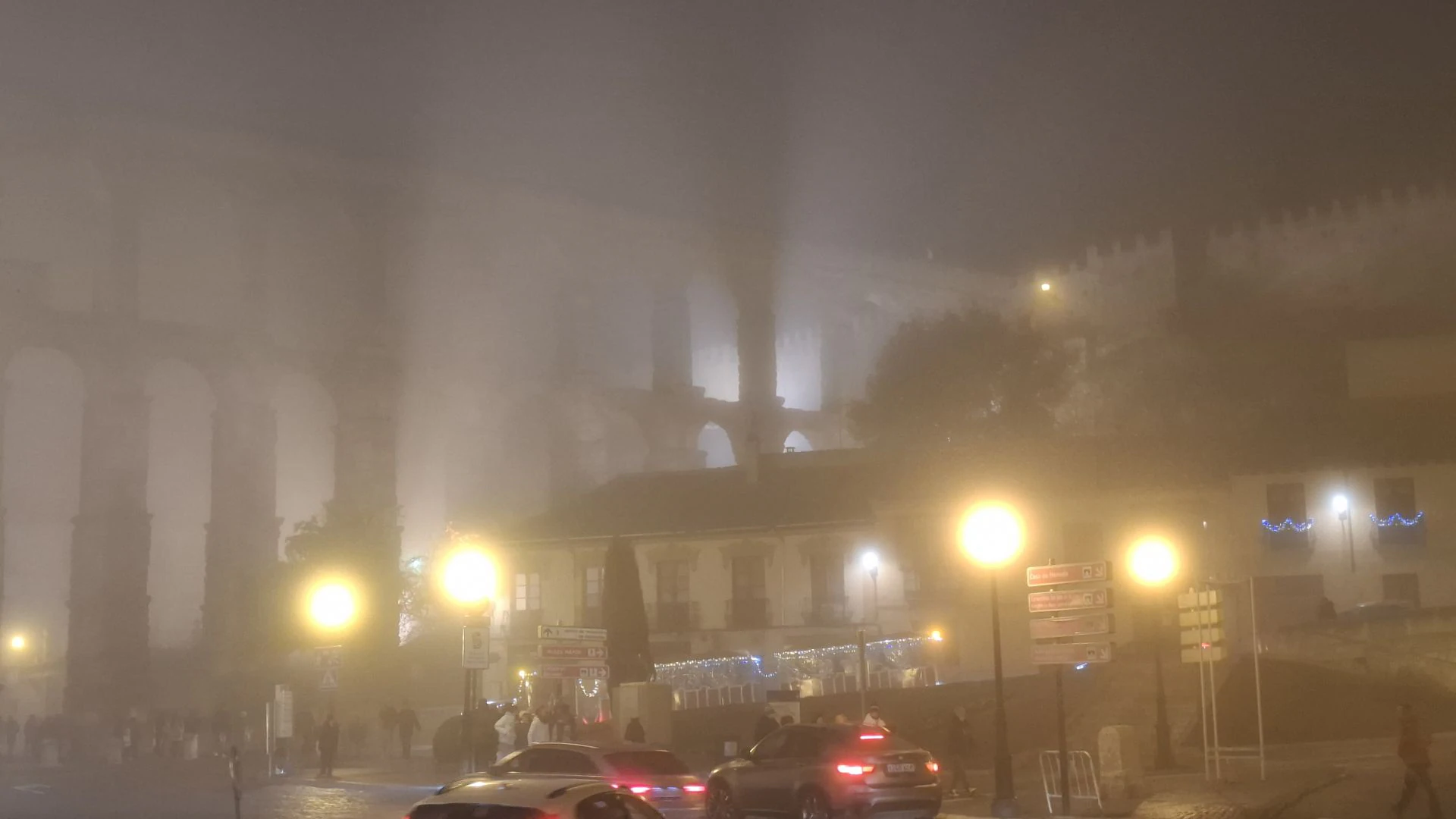 Fotos: la niebla envuelve Segovia