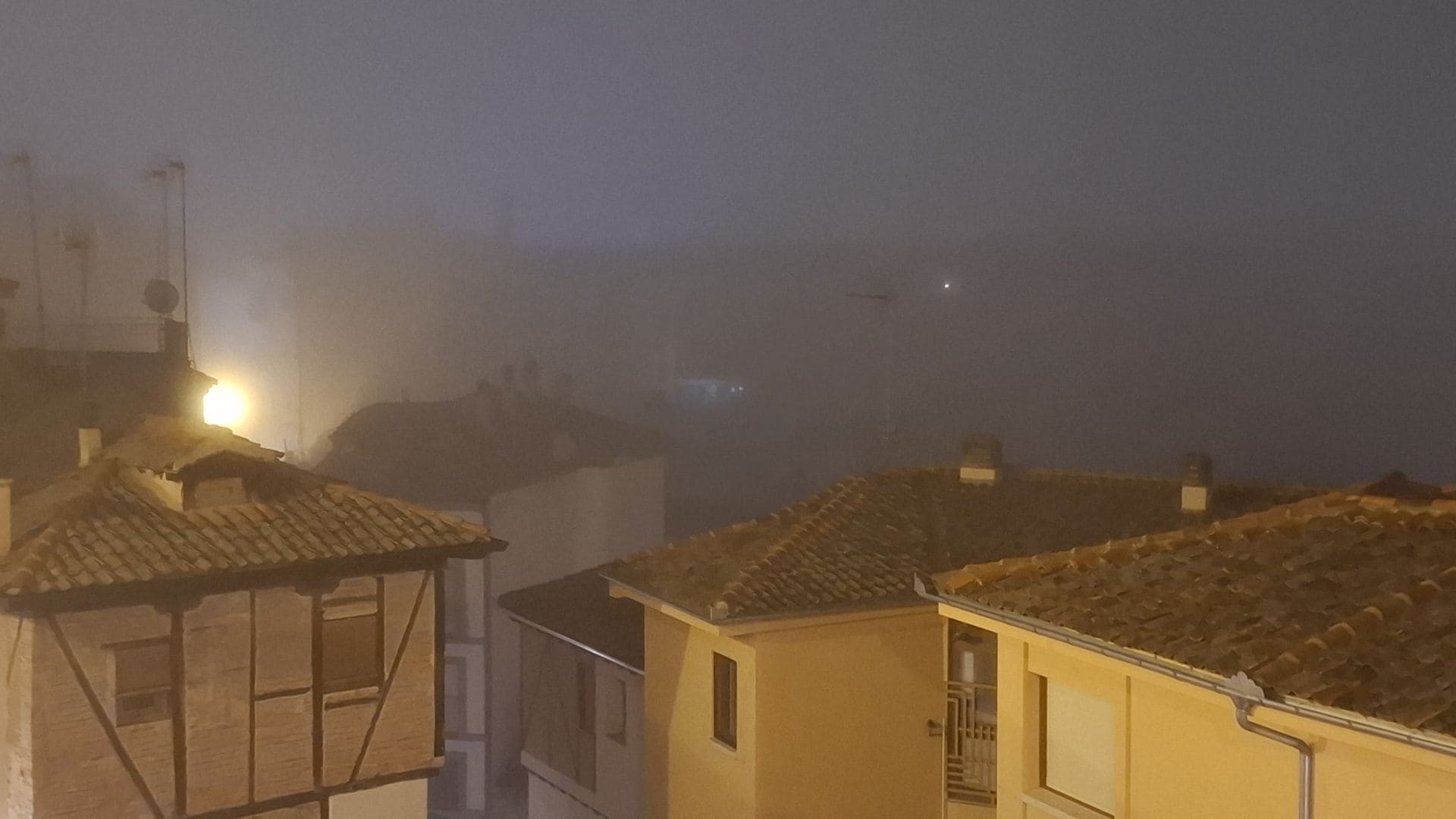 Fotos: la niebla envuelve Segovia