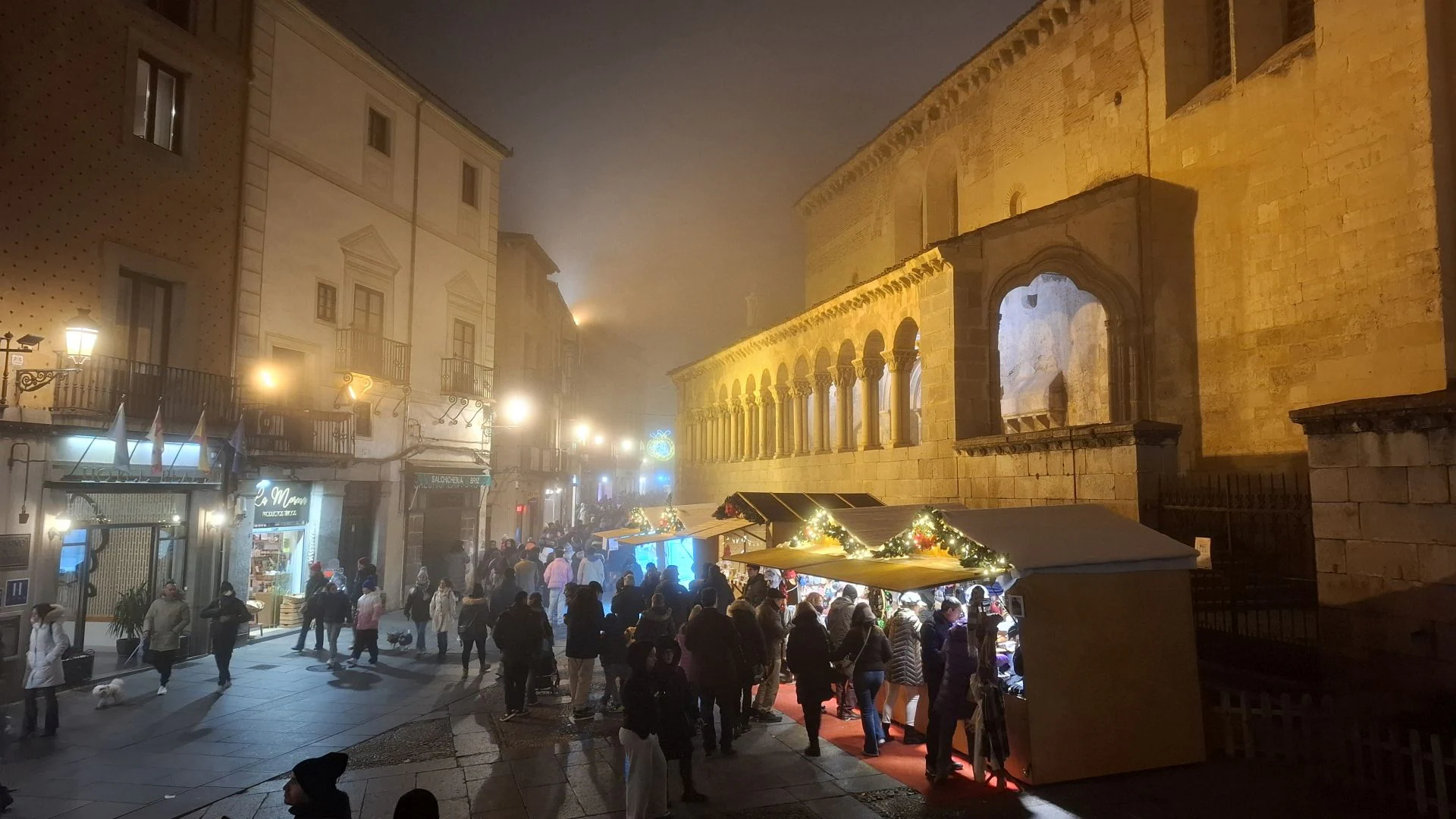 Fotos: la niebla envuelve Segovia