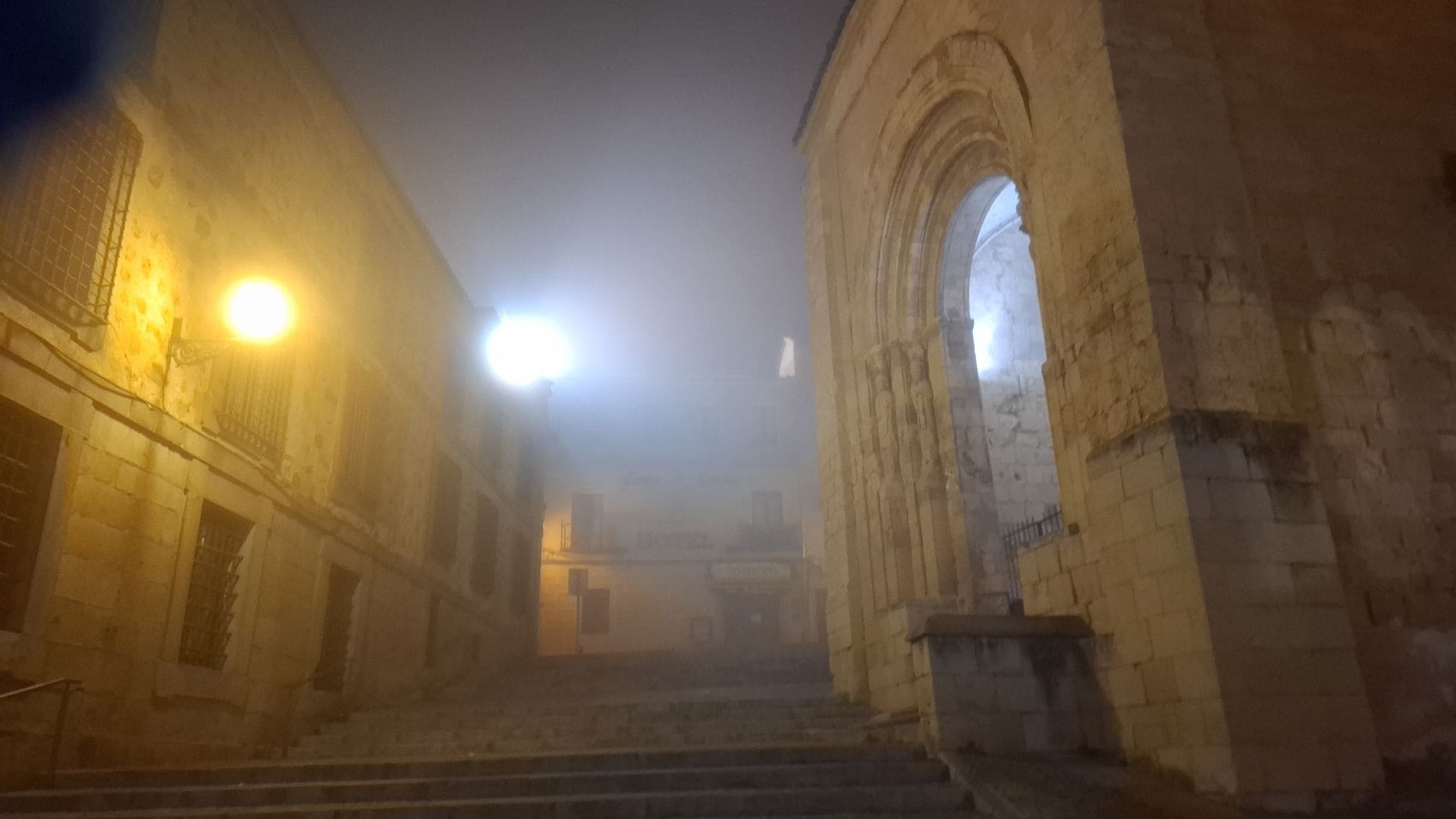 Fotos: la niebla envuelve Segovia