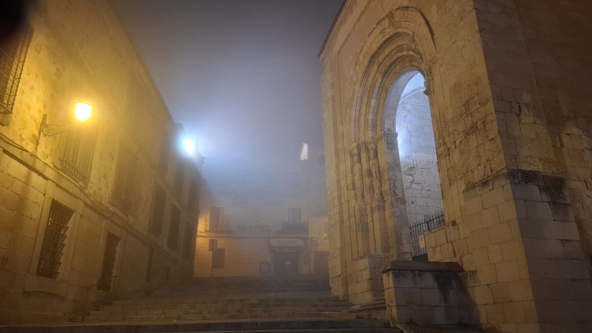 Fotos: la niebla envuelve Segovia