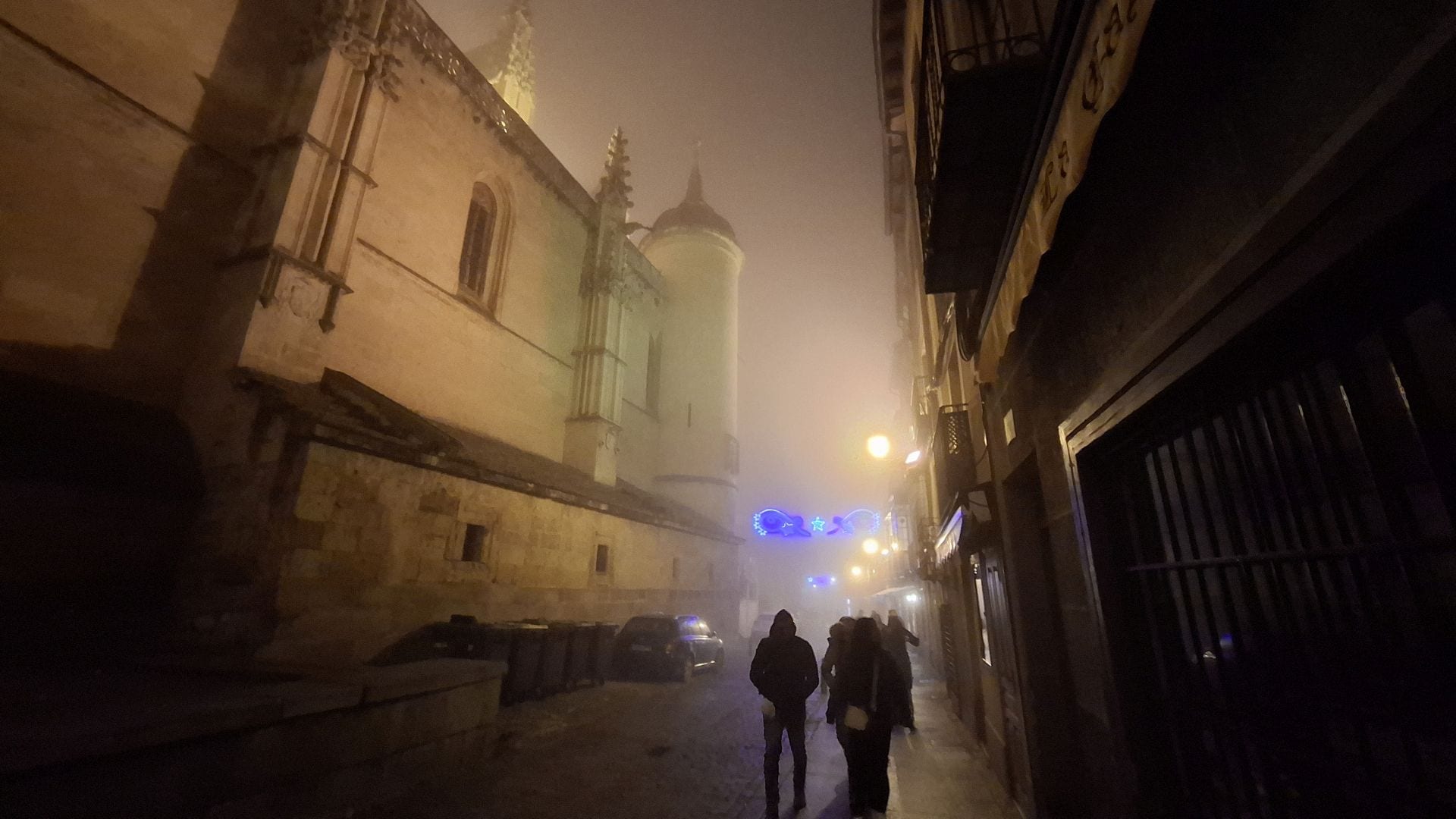 Fotos: la niebla envuelve Segovia