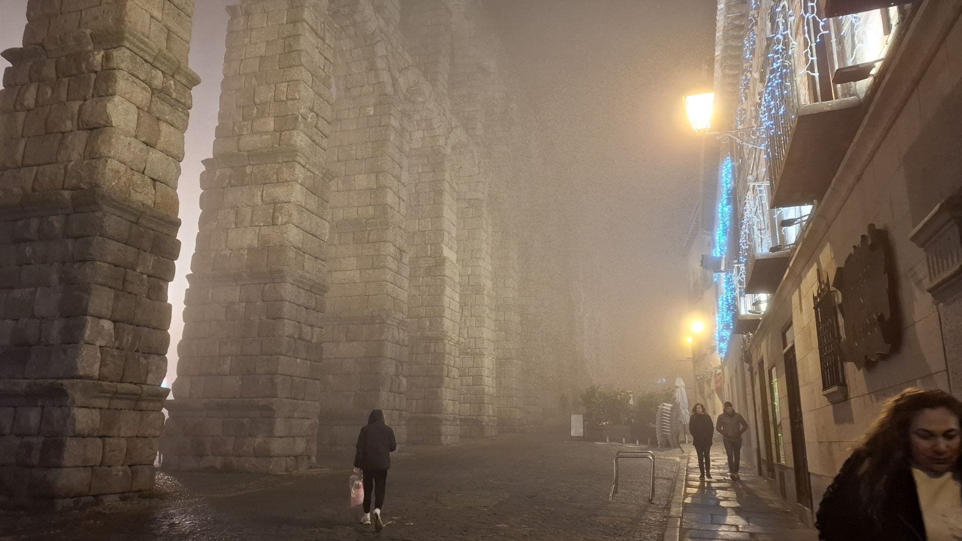 Fotos: la niebla envuelve Segovia