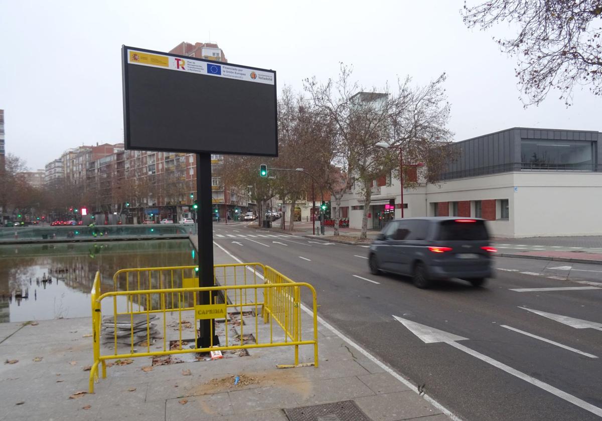 Uno de los cuatro paneles informativos instalados, en el entorno del Lava, en el Paseo de Zorrilla.