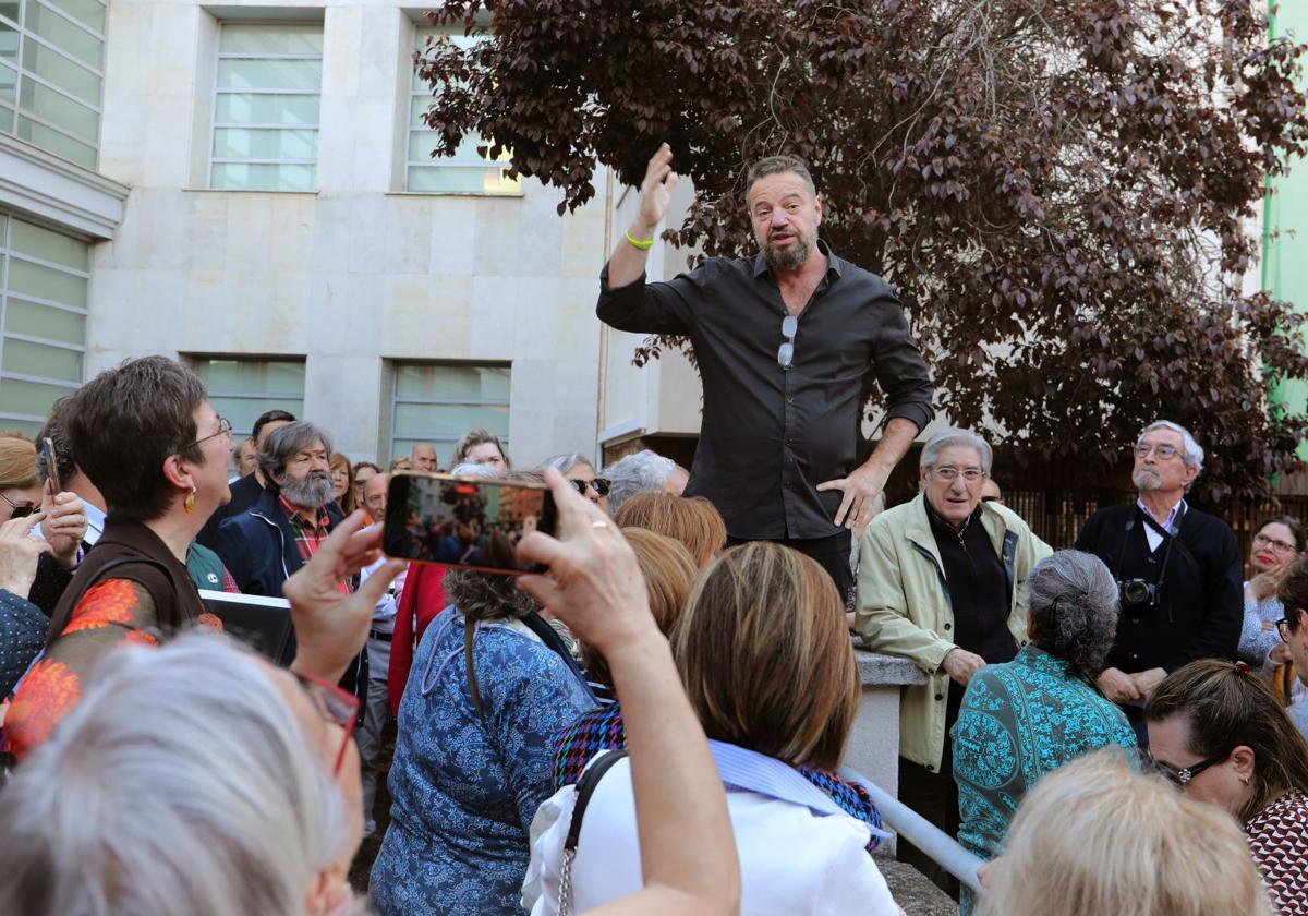 Juan Guardiola se dirige a los participantes en una concentración para salvar la fundación.