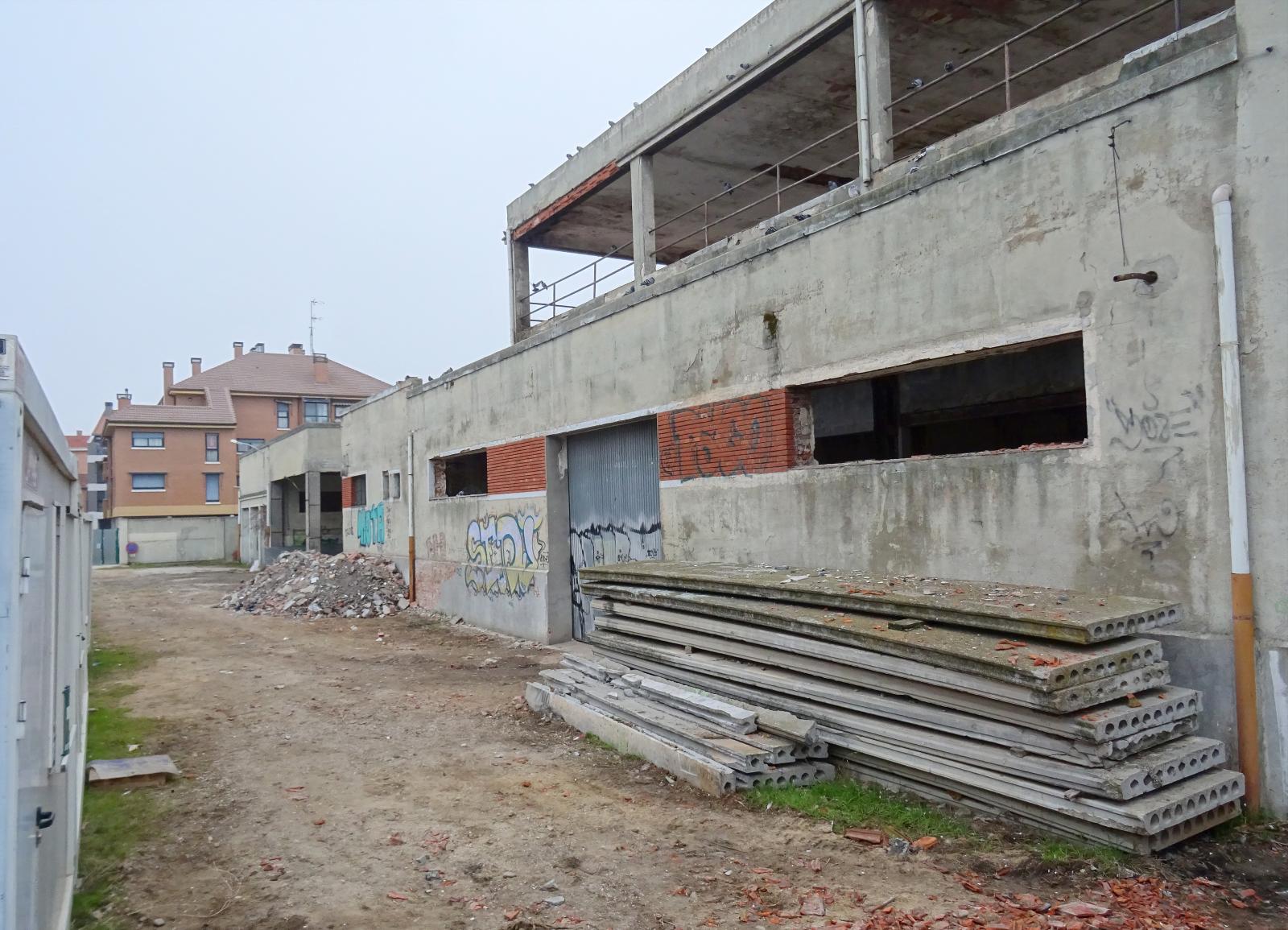 El comienzo de la reconversión del antiguo matadero, en imágenes