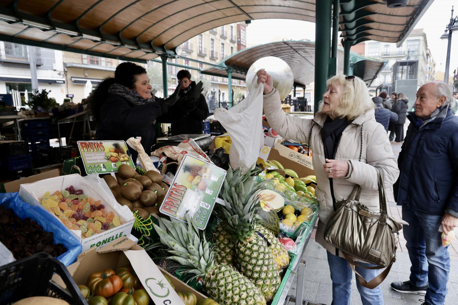 Las últimas compras de Nochevieja en los mercados vallisoletanos, en imágenes