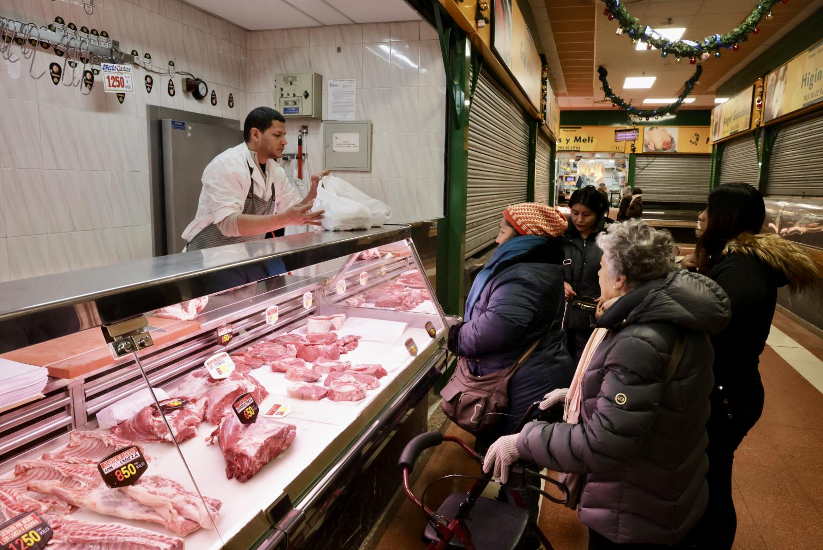 Las últimas compras de Nochevieja en los mercados vallisoletanos, en imágenes