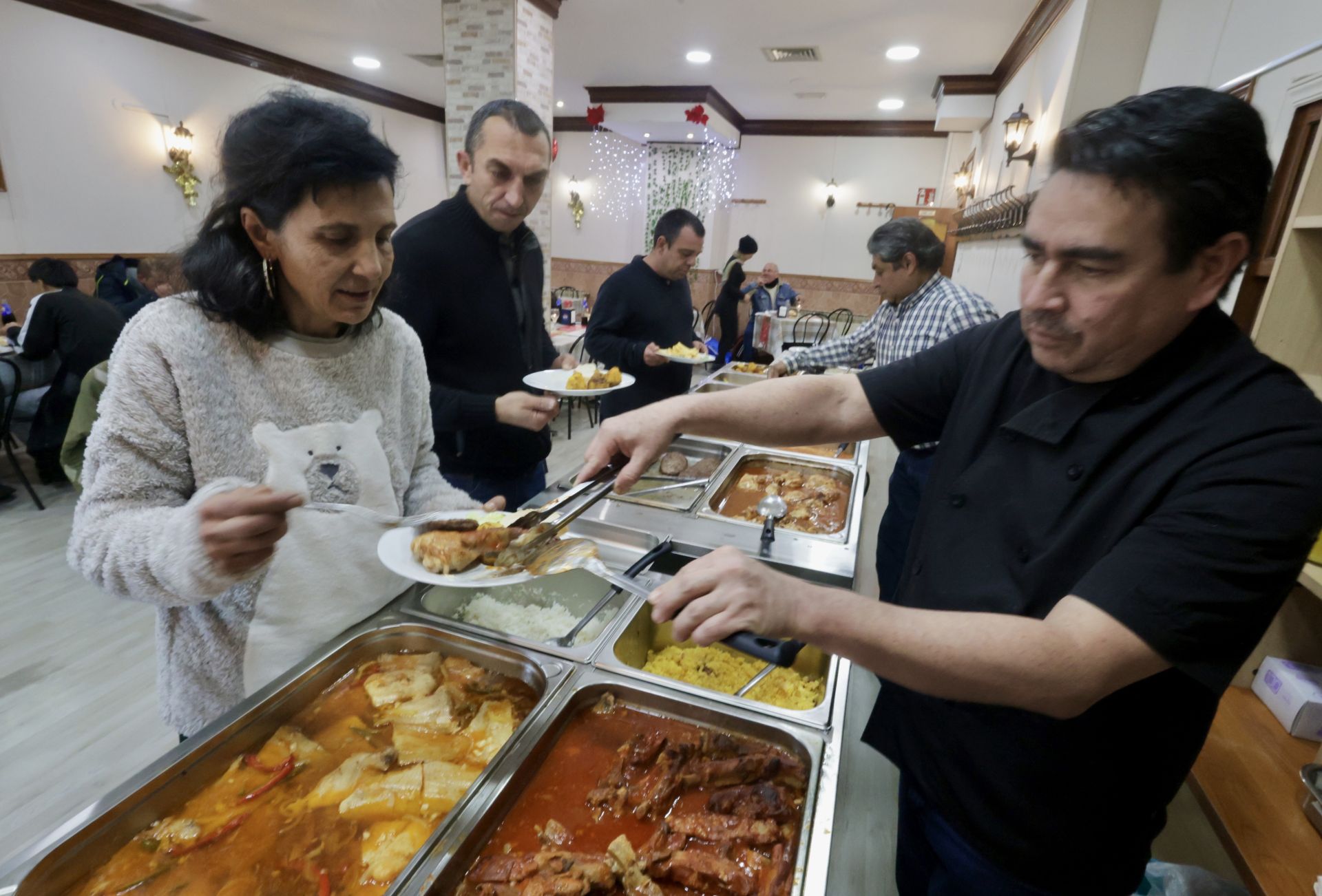 Las imágenes del comedor que reparte comidas gratis para personas sin recursos