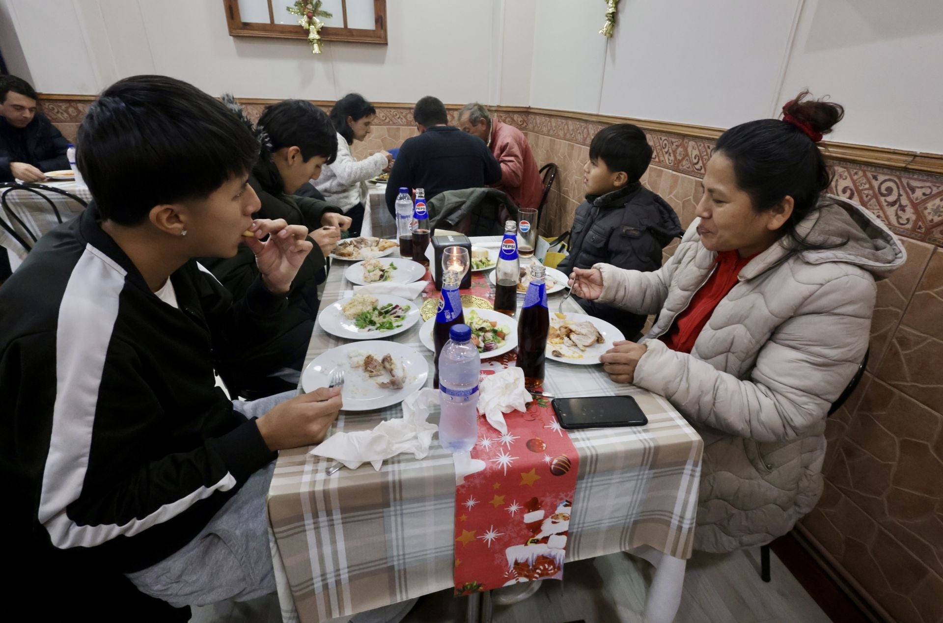 Las imágenes del comedor que reparte comidas gratis para personas sin recursos