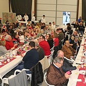 Los vecinos, sentados a la gran mesa navideña de Hornillos.
