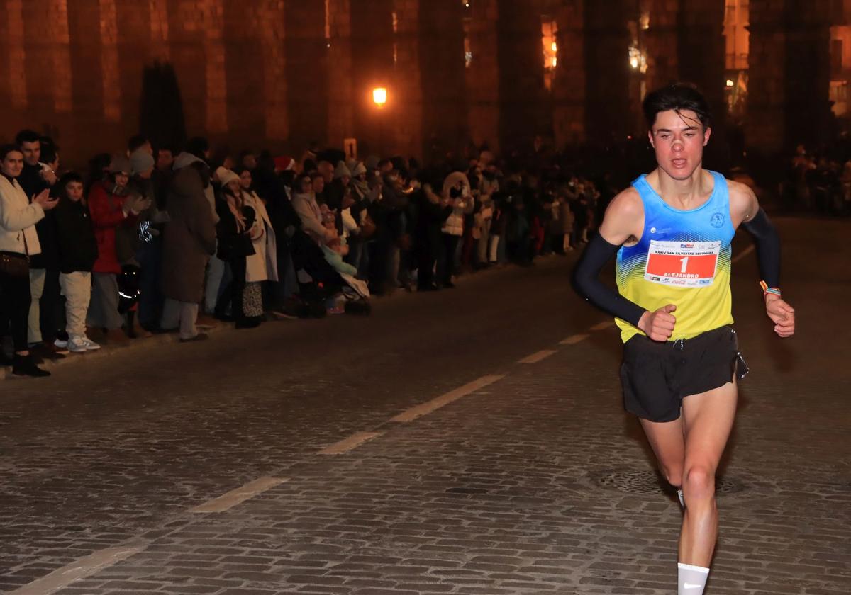 Alejandro Domingo, en la cuesta de San Juan, ya líder destacado de la San Silvestre.