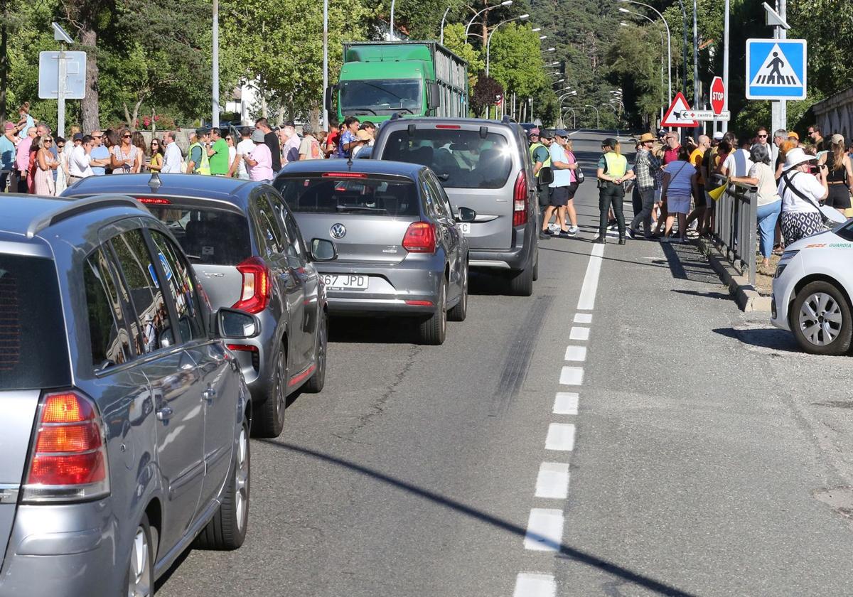 Los vecinos cortan el tráfico en la travesía de San Rafael, el pasado agosto.