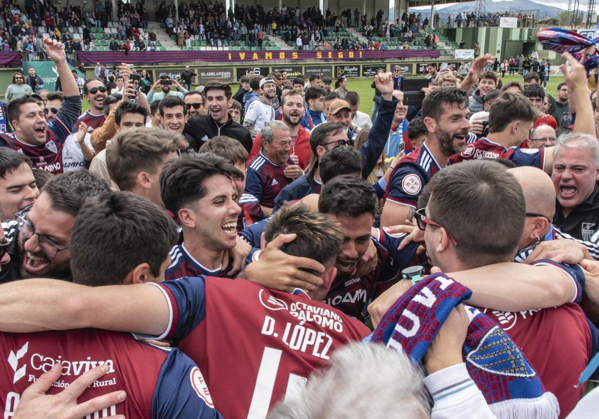 Celebración del ascenso a Primera RFEF de la Segoviana.