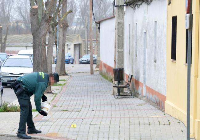 Un agente tapa los restos de sangre del sospechoso en la calle Butacas de Cabezón de Pisuerga.