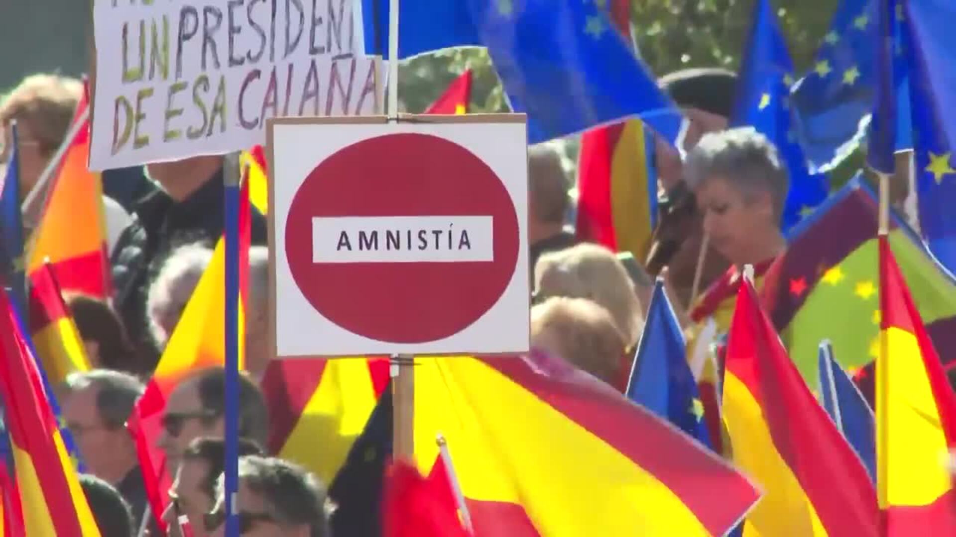 Miles de personas con banderas de España y de la UE secundan la cuarta protesta del PP