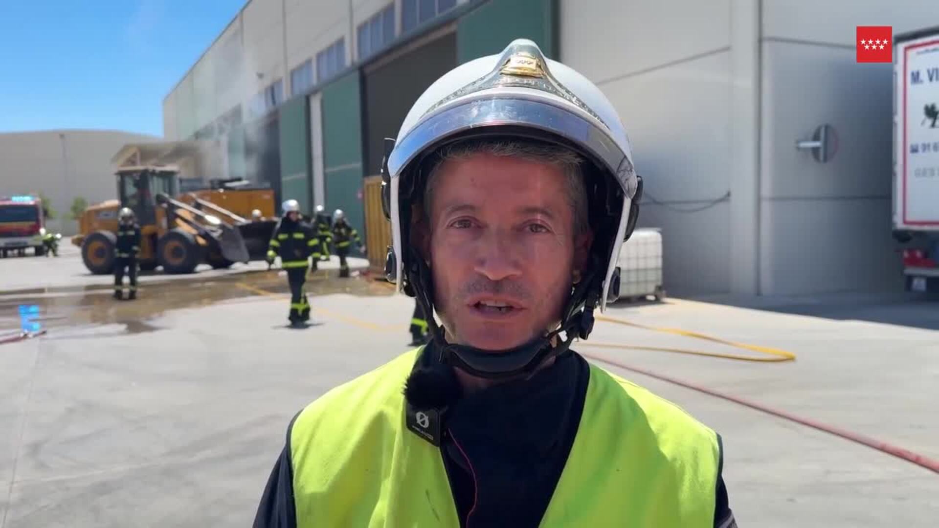 Controlado y en fase de remate el incendio de una nave de almacenaje de cartón en Torrejón