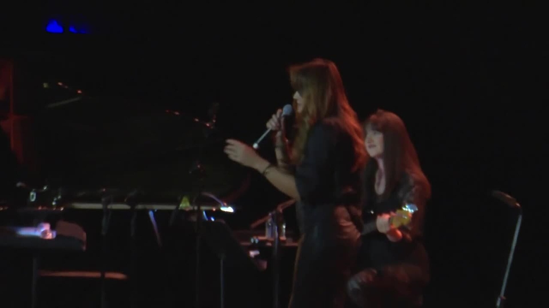 Nicolas Sarkozy se rinde ante Carla Bruni en su deslumbrante concierto en Madrid