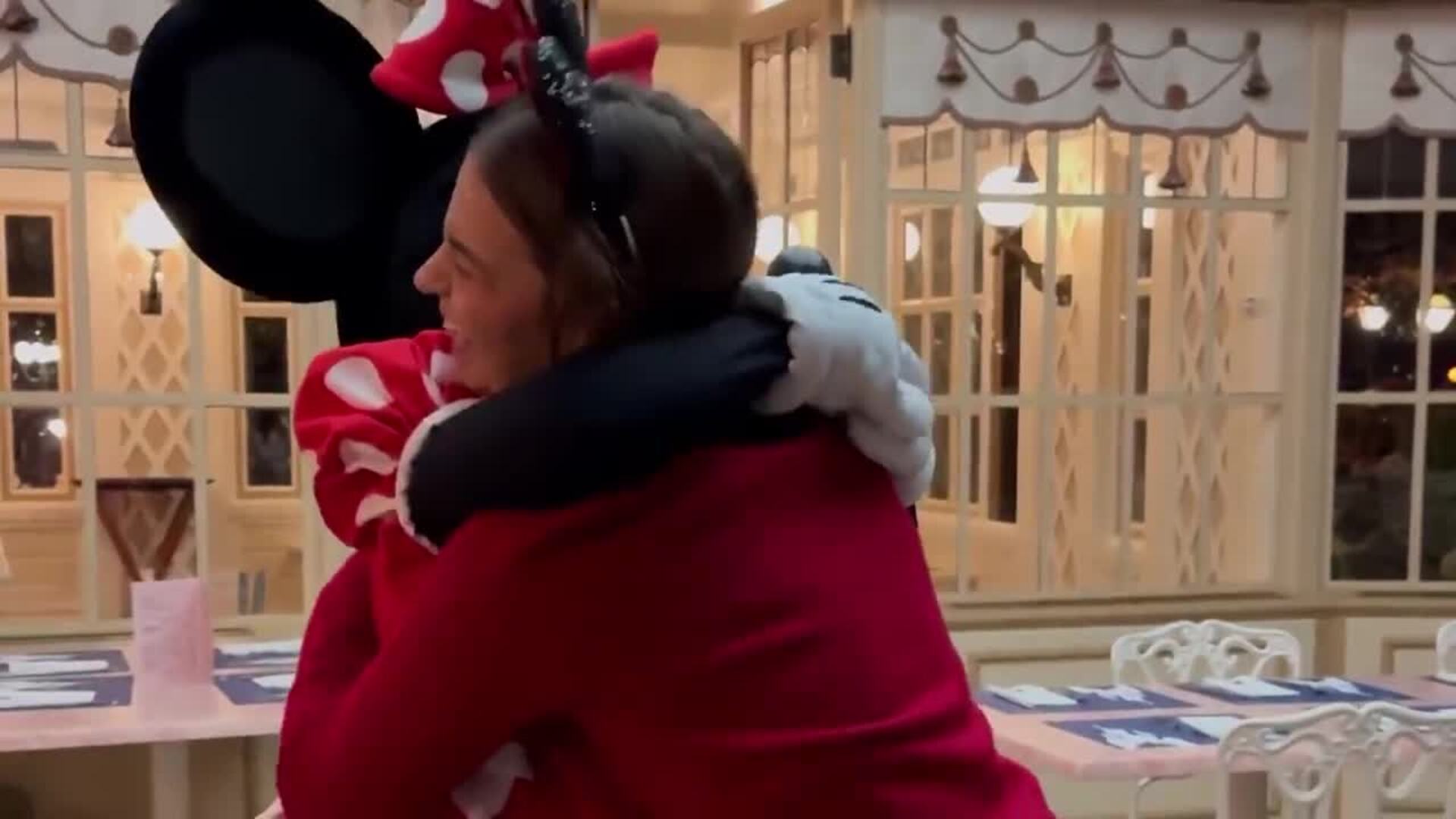 Laura Escanes disfruta de un viaje inolvidable a Disneyland con su hija Roma