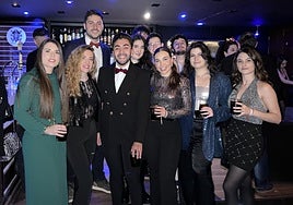 Grupo de amigos celebrando Nochevieja en Puerto Canalla.