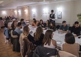 Un grupo de personas, durante una cena de Navidad.