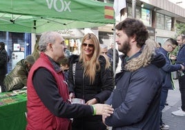 Juan García-Gallardo (d) durante una visita a una caseta informativa de Vox en Valladolid el pasado noviembre.