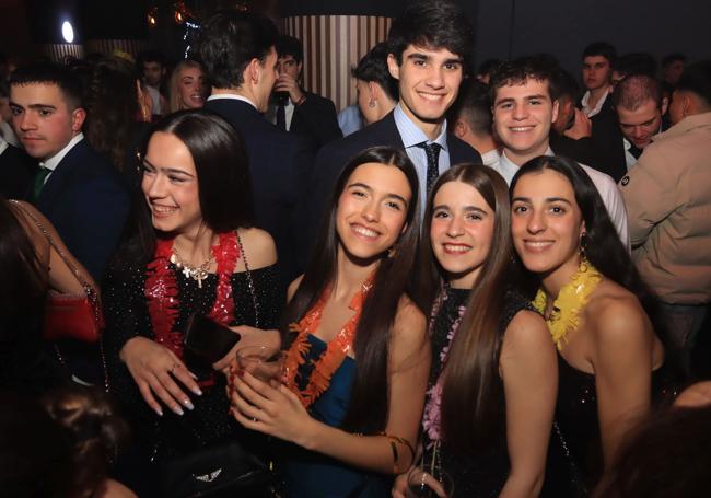 Jóvenes celebran el comienzo del año 2025 en una discoteca.