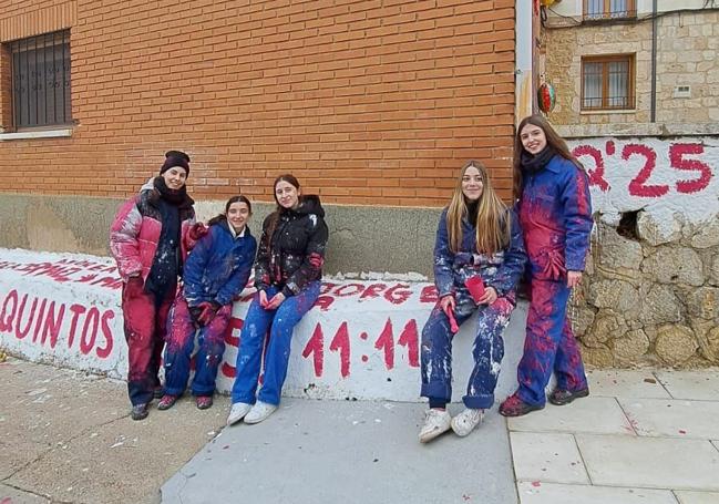 Cinco de las quintas rematando las pintadas