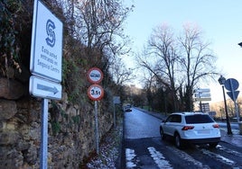 Un cartel advierte de la zona restringida a los vehículos en Segovia.