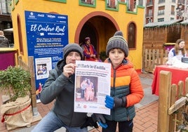 José y Manuel muestran la portada de El Norte con la foto del niño.